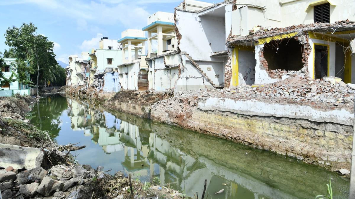 Eviction drive carried in Rajavaikkal channel ensures no water logging in Theni bus stand