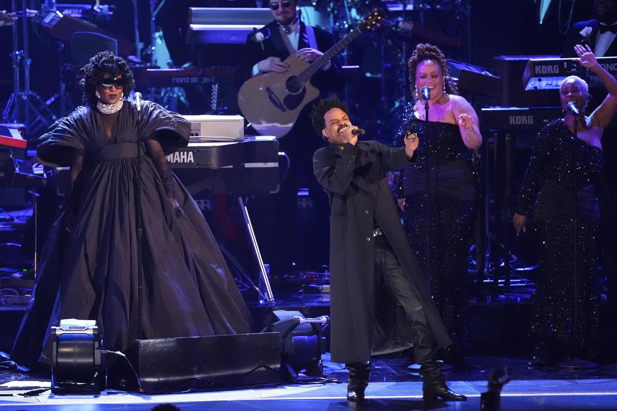 लॉरिन हिल, बाएं, और बिलाल 1 फरवरी, 2026 को लॉस एंजिल्स में 68वें वार्षिक ग्रैमी अवार्ड्स के दौरान स्मृति में श्रद्धांजलि अर्पित करते हैं। 