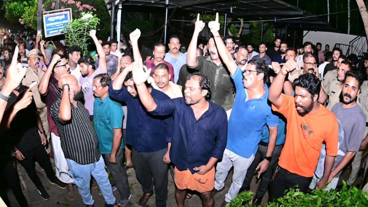 Residents up in arms against late-night functioning of wayside eateries in Kozhikode