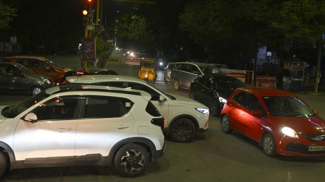  Traffic-snarl-worsens-during-night-at-Anna-Nagar-Blue-Star-signal