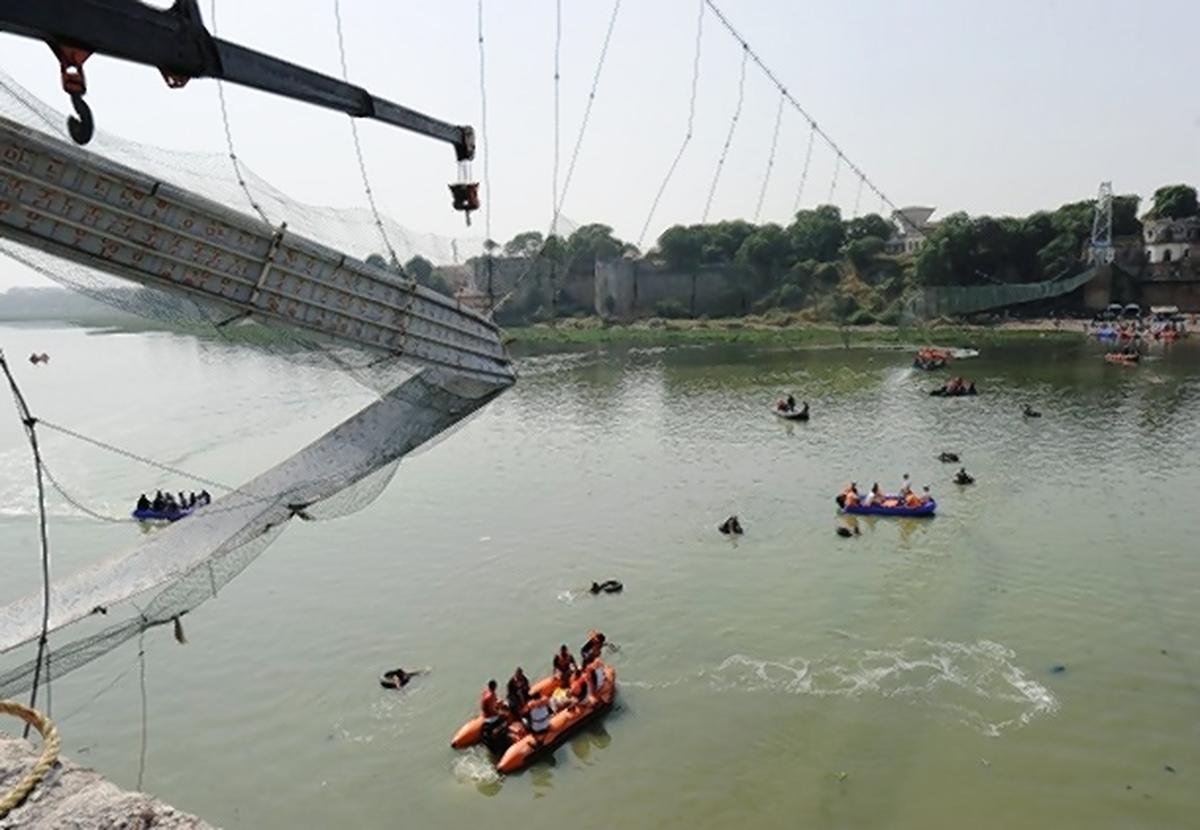 Morbi bridge collapse | Gujarat High Court takes suo motu cognizance, issues notice to State government