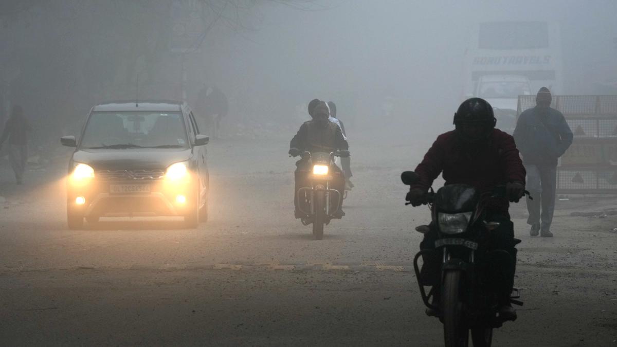 Delhi fog: airport area battling zero visibility, 39 trains running late