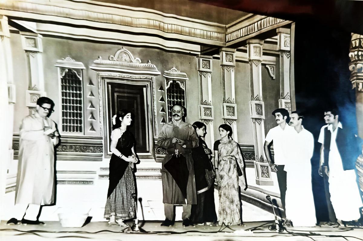 1975 में करोडी गुंडू राव द्वारा निर्देशित नाटक मैसूरा मल्ली का एक दृश्य। 1975 में करोडी गुंडू राव द्वारा निर्देशित नाटक मैसूरा मल्ली का एक दृश्य।