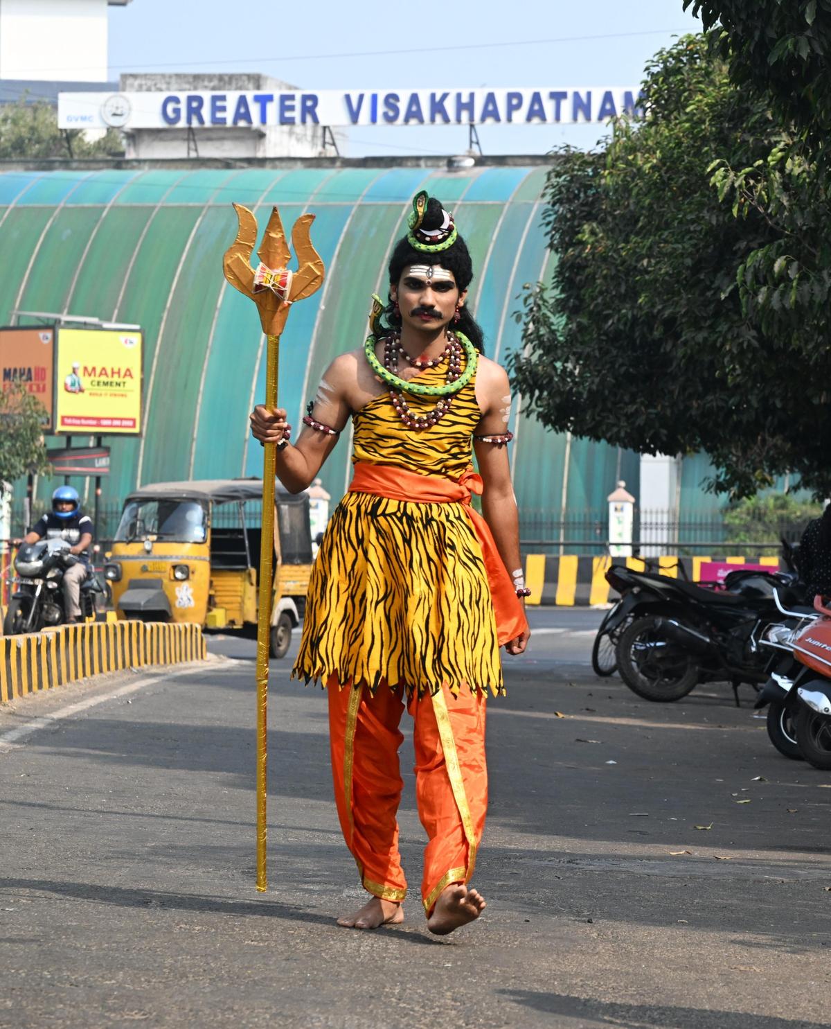 Un artista nei panni del Signore Shiva che cammina lungo la strada principale vicino a GVMC in occasione del Mahasivaratri a Visakhapatnam domenica.