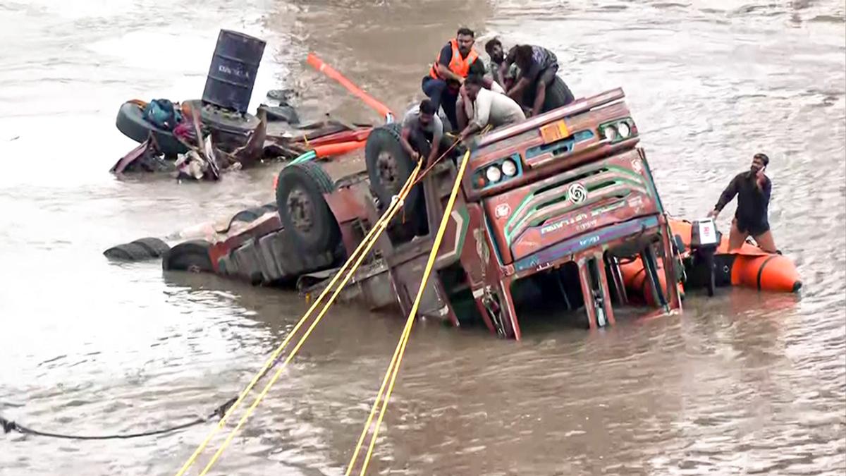 Vadodara bridge collapse: Death toll rises to 13