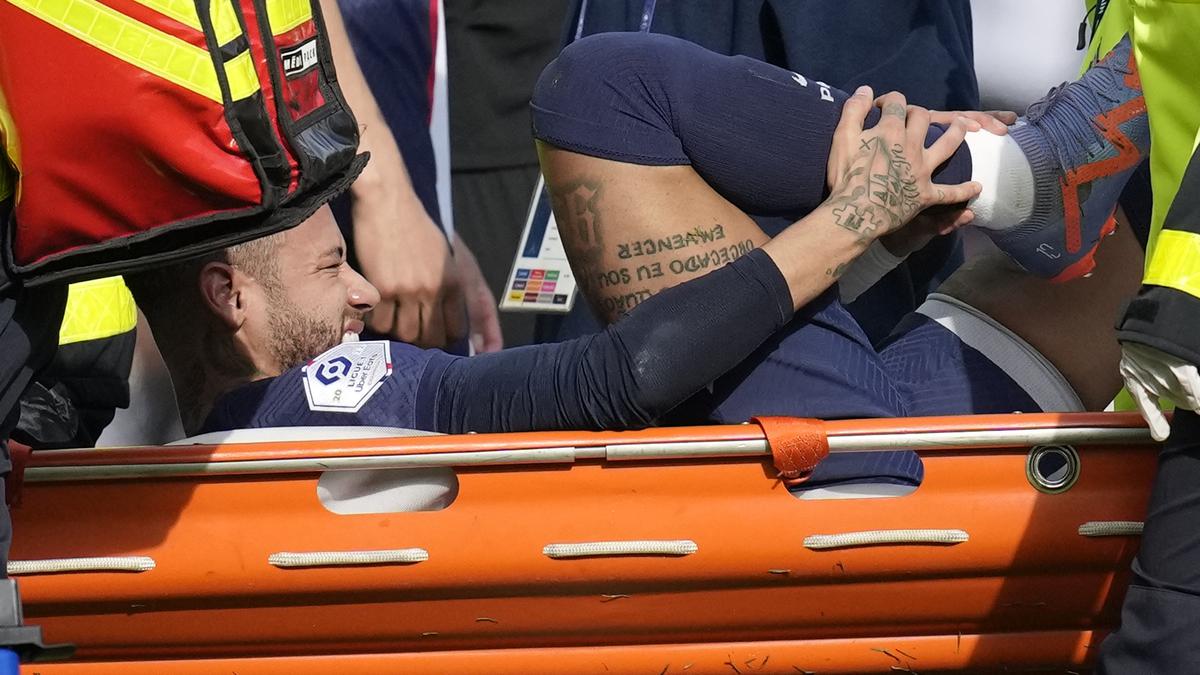 Neymar leaves field injured in PSG's match against Lille