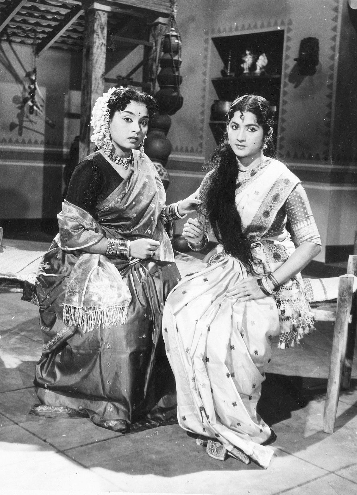 कोन्जुम सलंगई में कुमारी कमला। कोन्जुम सलंगई में कुमारी कमला।