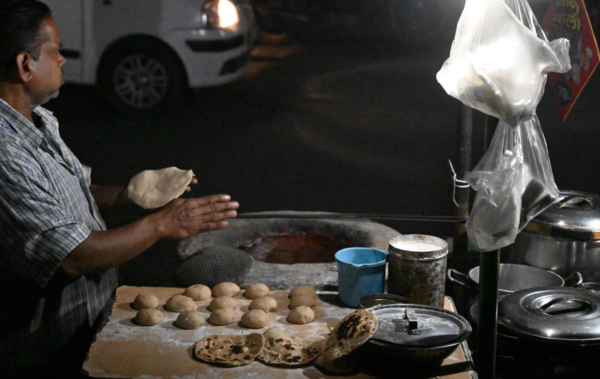 thehindu.com - Suruchi Kumari - Anti-pollution measure falters as eateries cling to coal-fired tandoors