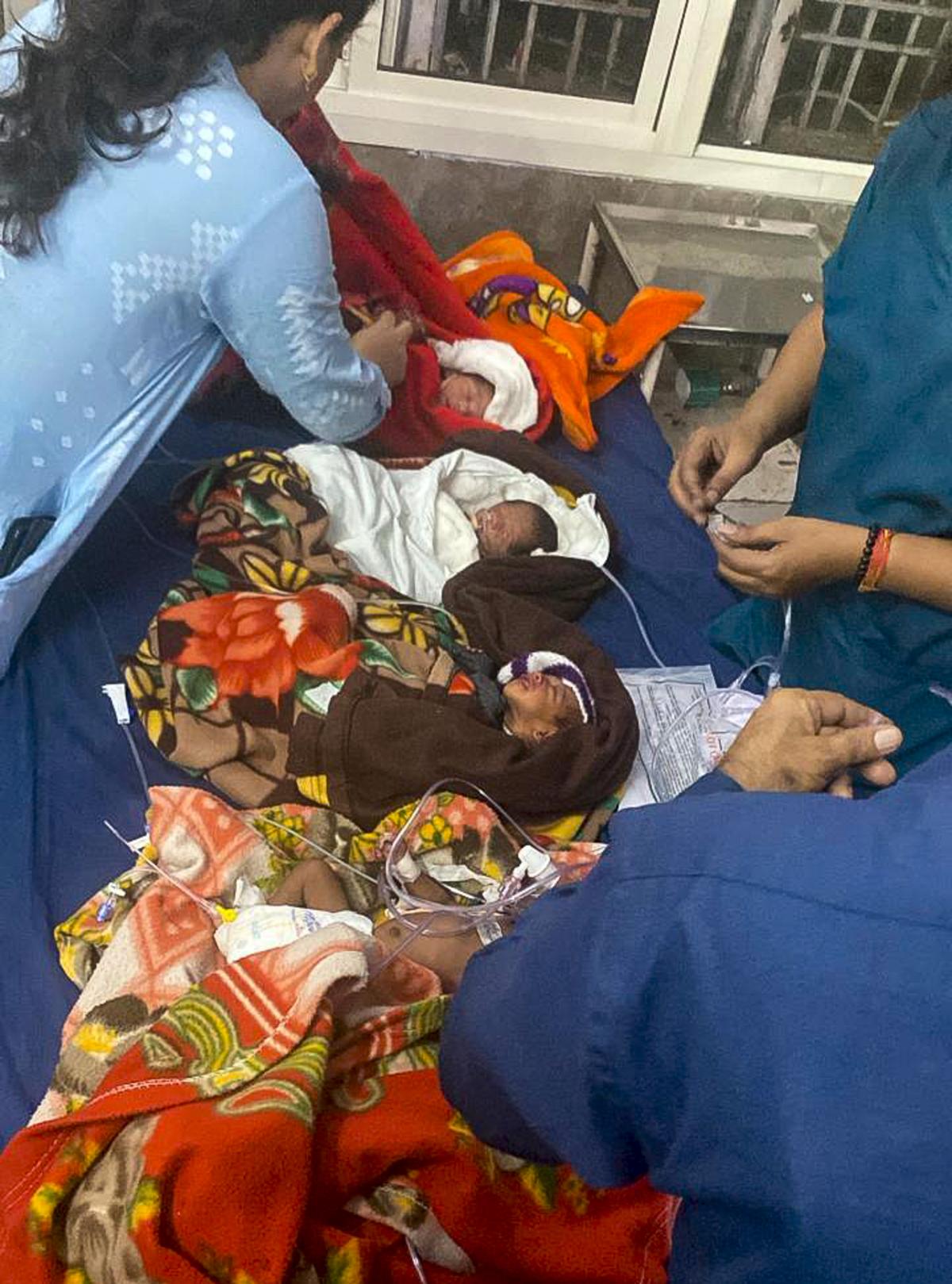 Jhansi hospital fire 10 children die, 16 battle for life after fire in(00)