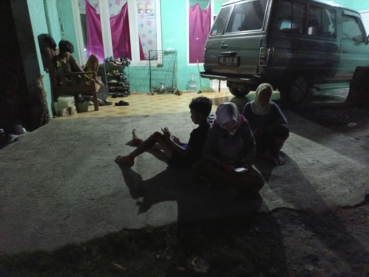 Gempa dahsyat menghantam pulau utama Indonesia, menewaskan 1 orang dan merusak puluhan rumah