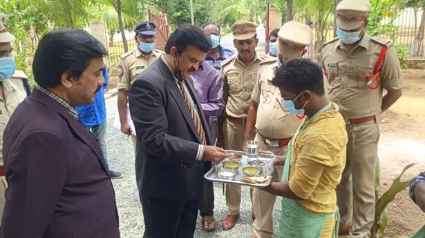 Kurnool District Judge visits jail, interacts with inmates about their rights