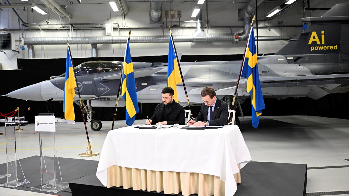 Watch: Zelenskyy sees Gripen jets in action in Sweden