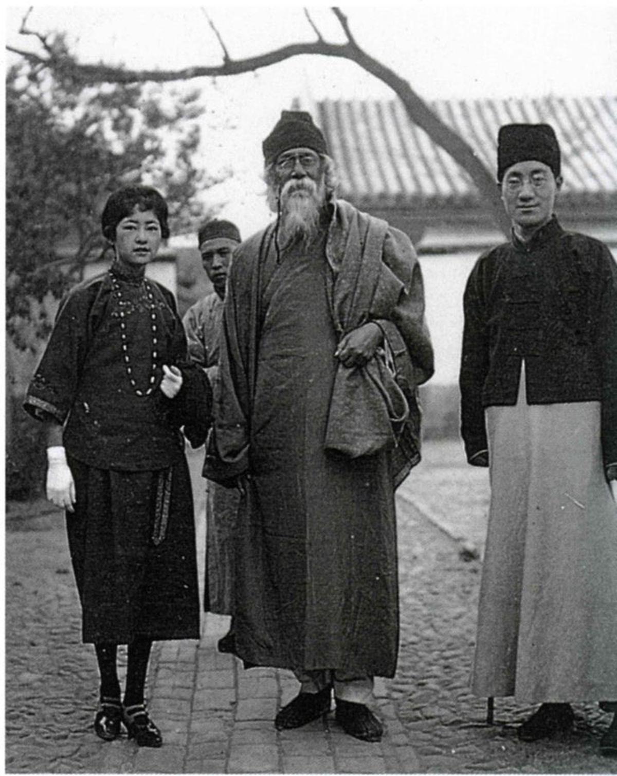 (From left) Lin Huiyin, Tagore, Xu Zhimo.