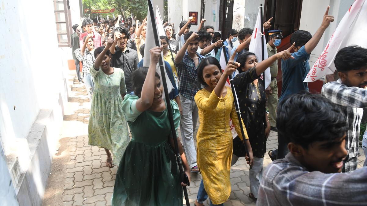 SFI unit secretary attacked at Maharaja&rsquo;s College