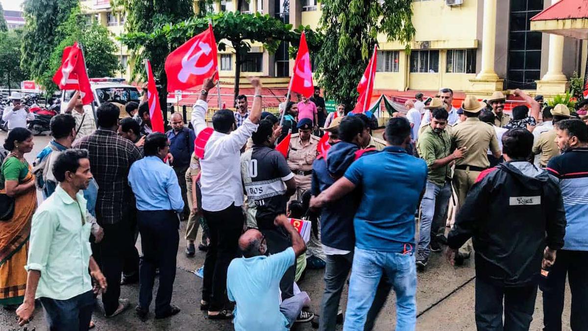 CPI(M) workers protest against MCC Commissioner, urge Karnataka government to relieve him from duty