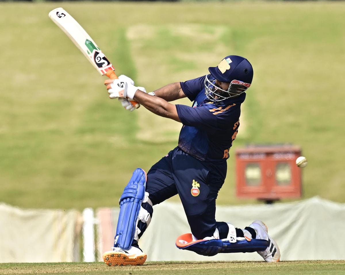 Rishabh Pant mencetak 70 untuk menyeret Delhi ke skor kompetitif. 