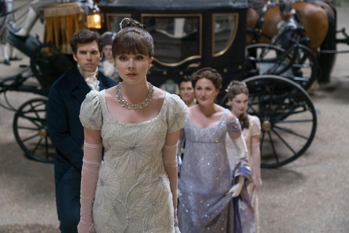 Luke Newton as Colin Bridgerton, Claudia Jessie as Eloise Bridgerton, Luke Thompson as Benedict Bridgerton, Ruth Gemmell as Lady Violet Bridgerton, Hannah Dodd as Francesca Bridgerton in  ‘Bridgerton’