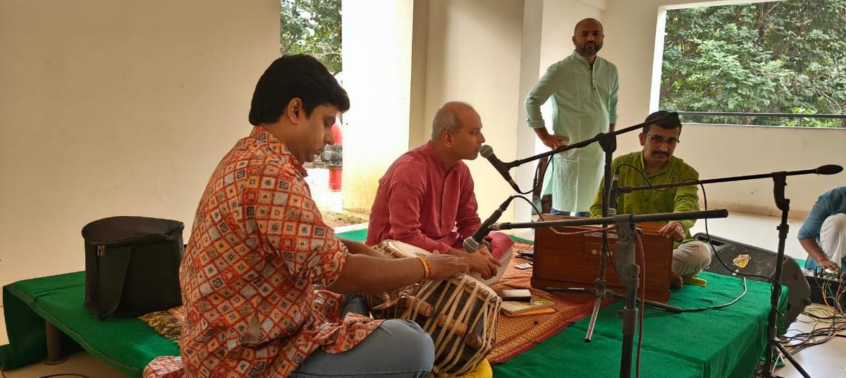 अमित नेसारिकर का गायन प्रदर्शन; तबले पर विवेक कयाल और हारमोनियम पर राहुल देशपांडे ने संगत की अमित नेसारिकर का गायन प्रदर्शन; तबले पर विवेक कयाल और हारमोनियम पर राहुल देशपांडे ने संगत की