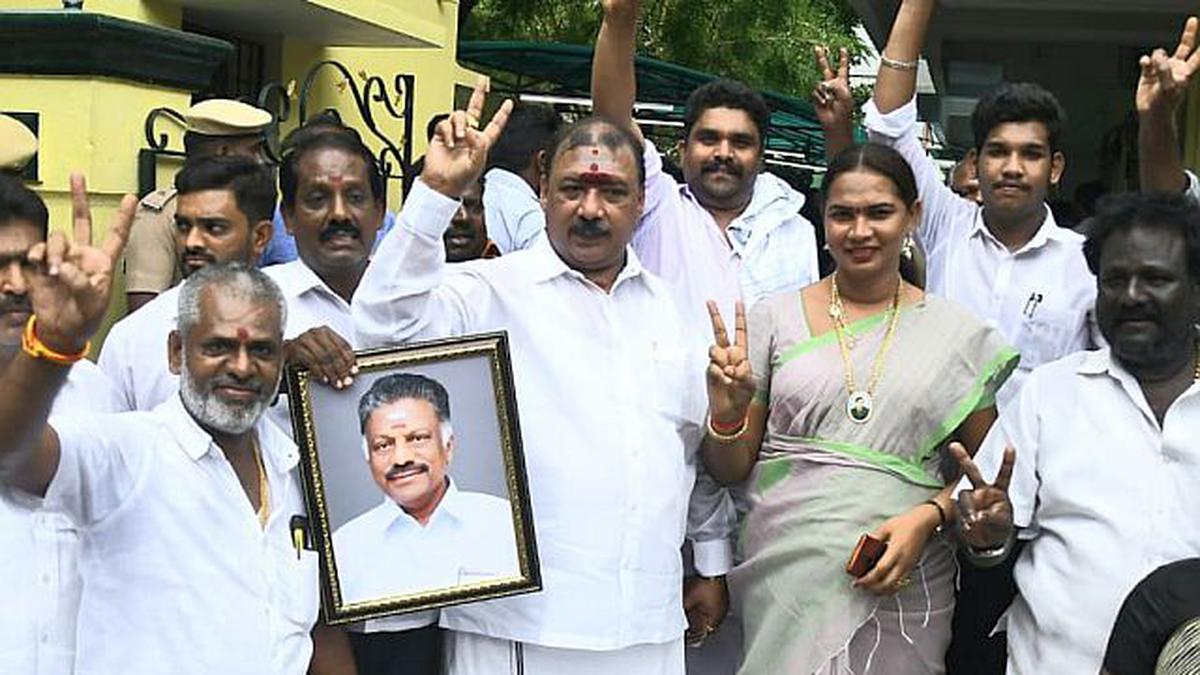 Setback for Edappadi Palaniswami as Madras HC orders status quo ante as on June 23 with respect to AIADMK leadership