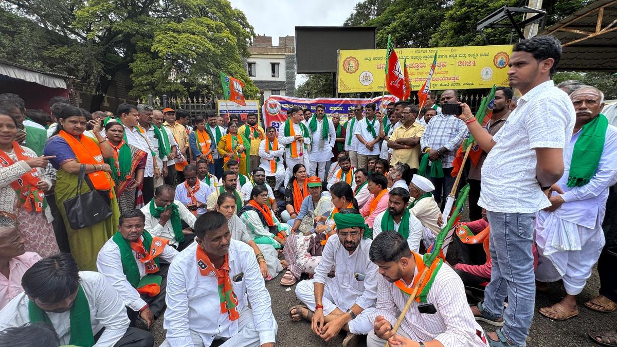 BJP Raitha Morcha stages protest against urea scarcity in State