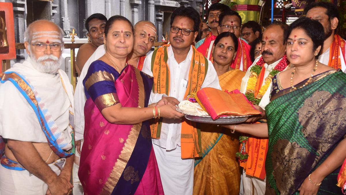 Srisailam Devastanam chairman, EO offer ‘Ashadam sare’ to goddess ...