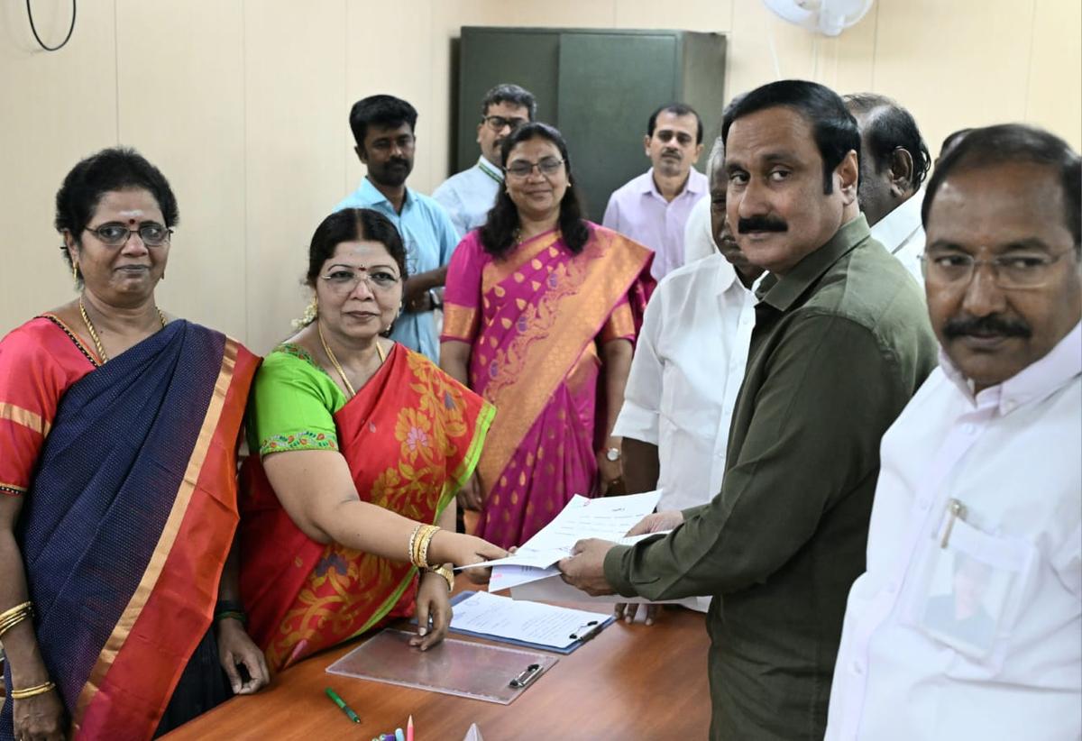 Anbumani Ramadoss presenta i documenti per la sua candidatura