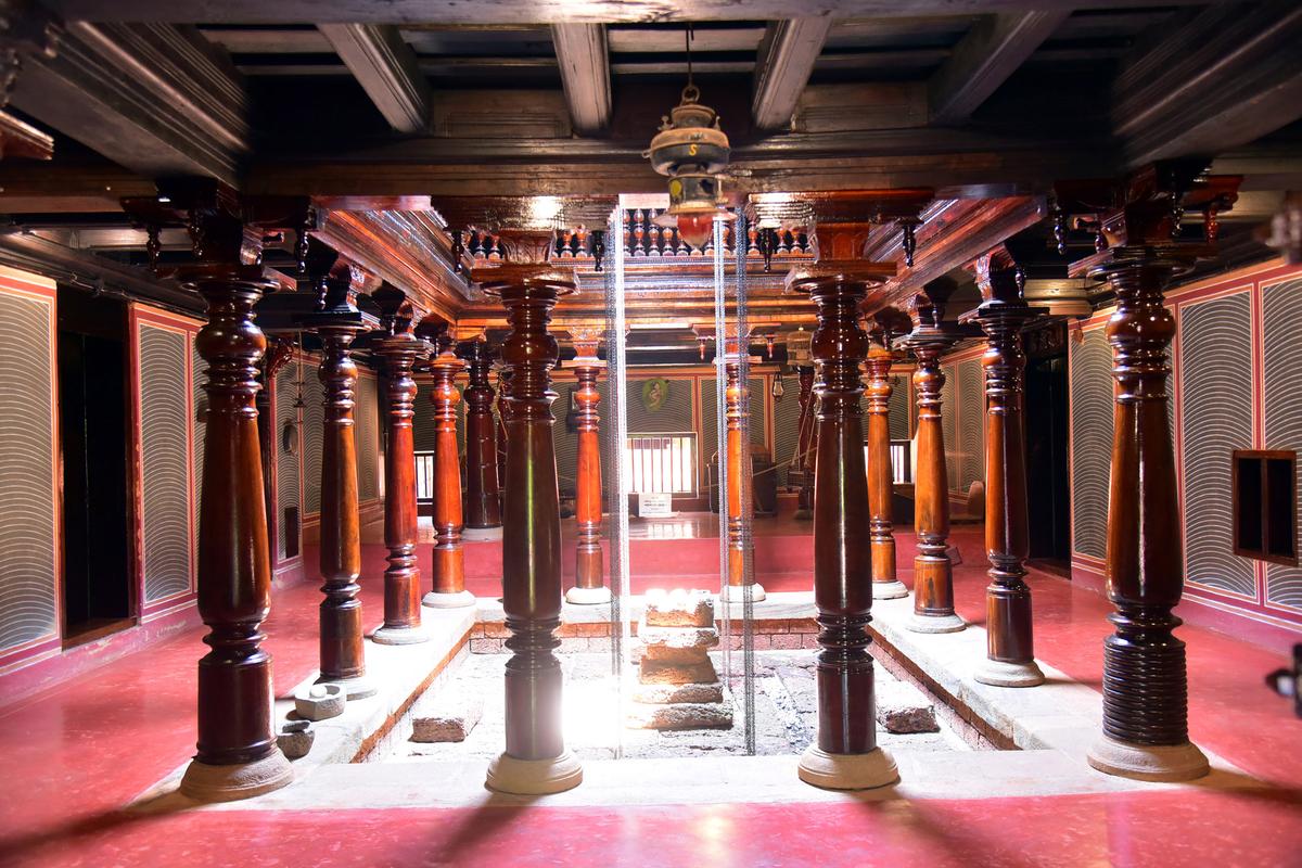 Kunjur Chowki Mane, reconstructed at the Hasta Shilpa Heritage Village Museum in Manipal, is an example of the architectural style of Kerala. Kunjur Chowki Mane, reconstructed at the Hasta Shilpa Heritage Village Museum in Manipal, is an example of the architectural style of Kerala.