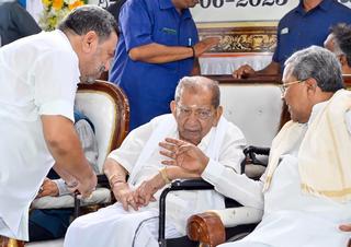 Legislature pays rich tributes to veteran legislator Shamanuru  Shivashankarappa - The Hindu