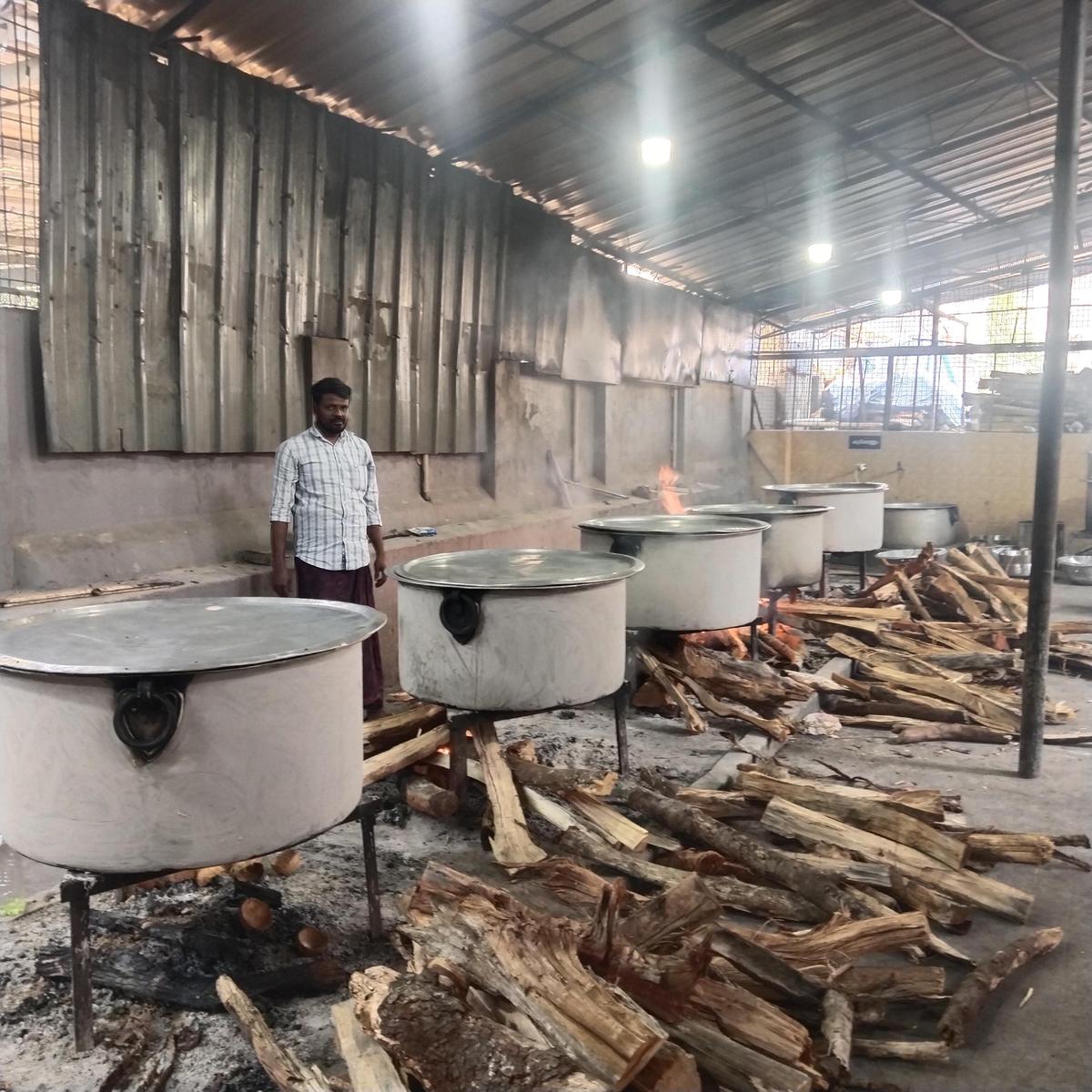 మనకాడ్ వలియపల్లి ముస్లిం జమాత్ వద్ద వంటశాల వద్ద జాఫర్ సాదిక్