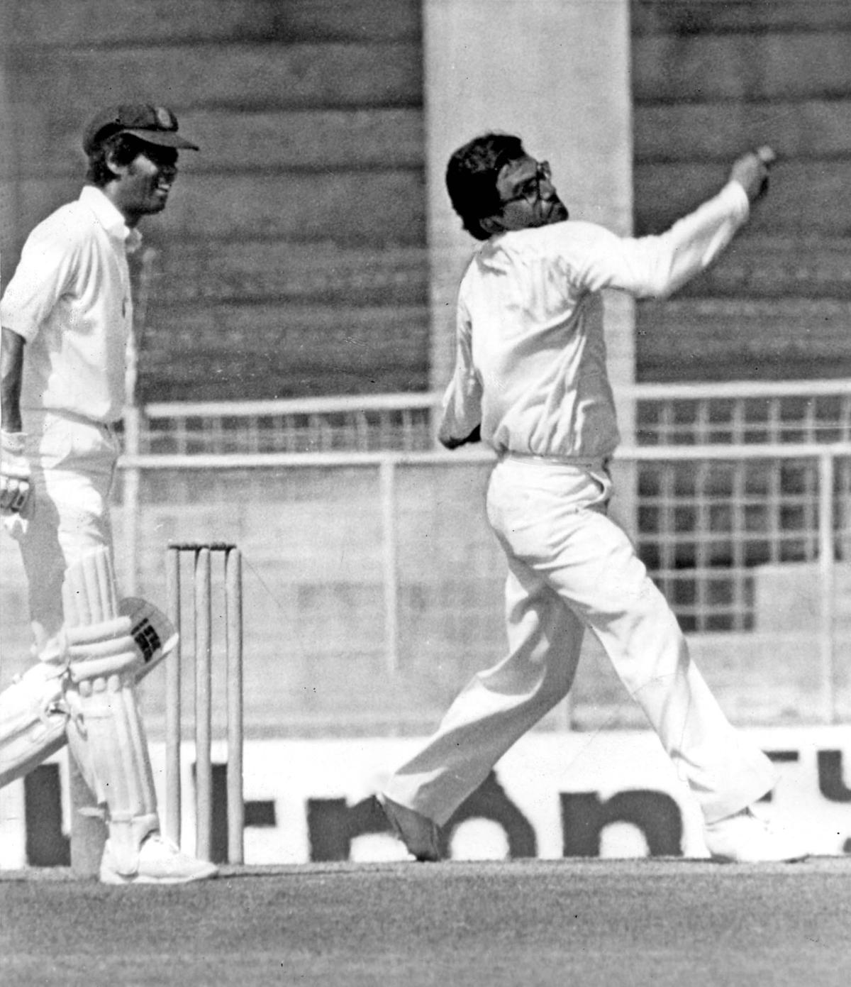 Dilip Doshi, indický bowler s levou paží debutoval v Madrasu a jeho 100. branka přišla na tomto místě v Madrasu, které bylo vidět v akci během kriketového testovacího zápasu mezi Indií a Srí Lankou na stadionu Ma Chidambaram, Chepauk, Chepauk, Chepauk. Dilip Doshi, indický bowler s levou paží debutoval v Madrasu a jeho 100. branka přišla na tomto místě v Madrasu, které bylo vidět v akci během kriketového testovacího zápasu mezi Indií a Srí Lankou na stadionu Ma Chidambaram, Chepauk, Chepauk, Chepauk.