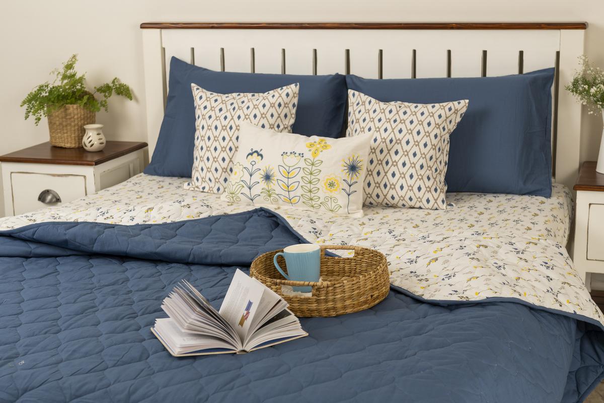 Blooming meadows bedding set.