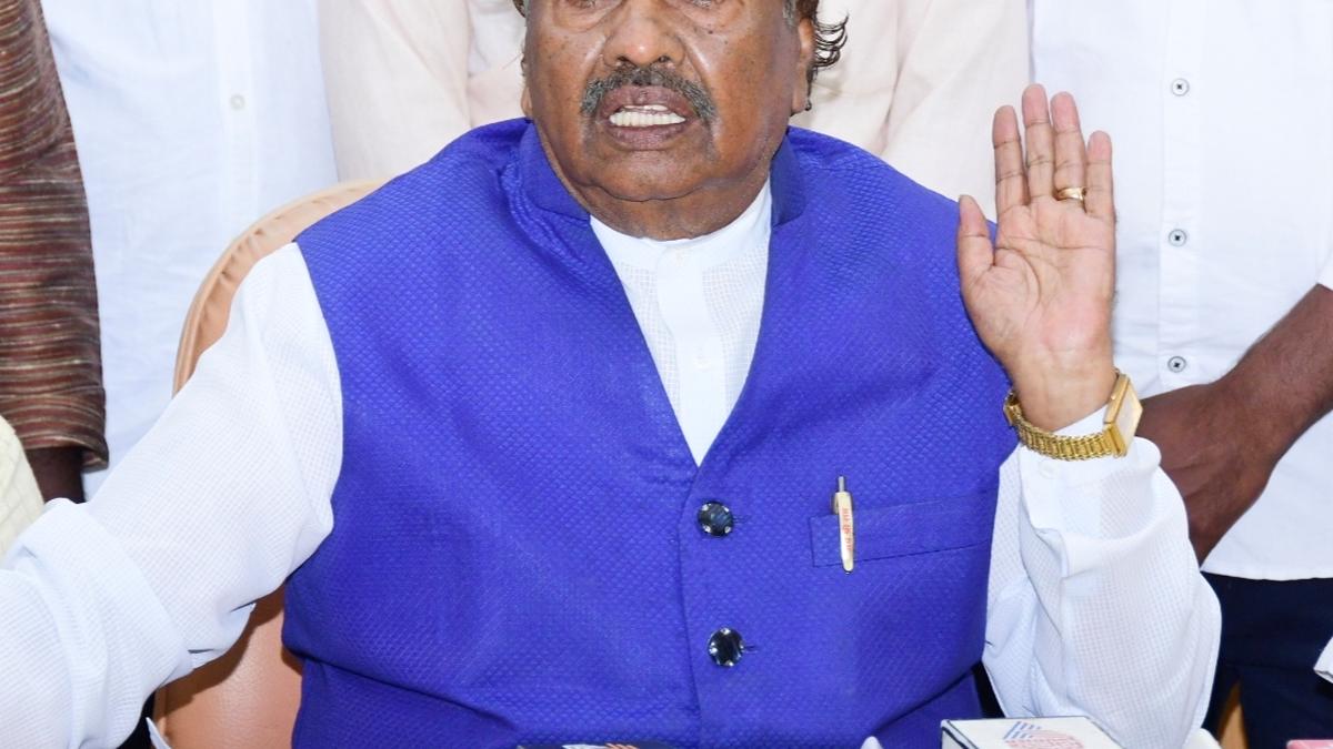 Eshwarappa accuses Shivakumar, Mallikarjun Kharge of eyeing CM seat