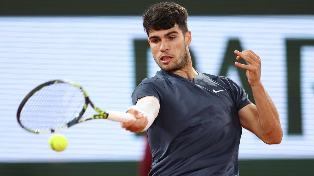 Carlos Alcaraz overcomes a shaky forehand and a qualifier to reach the French Open's third round