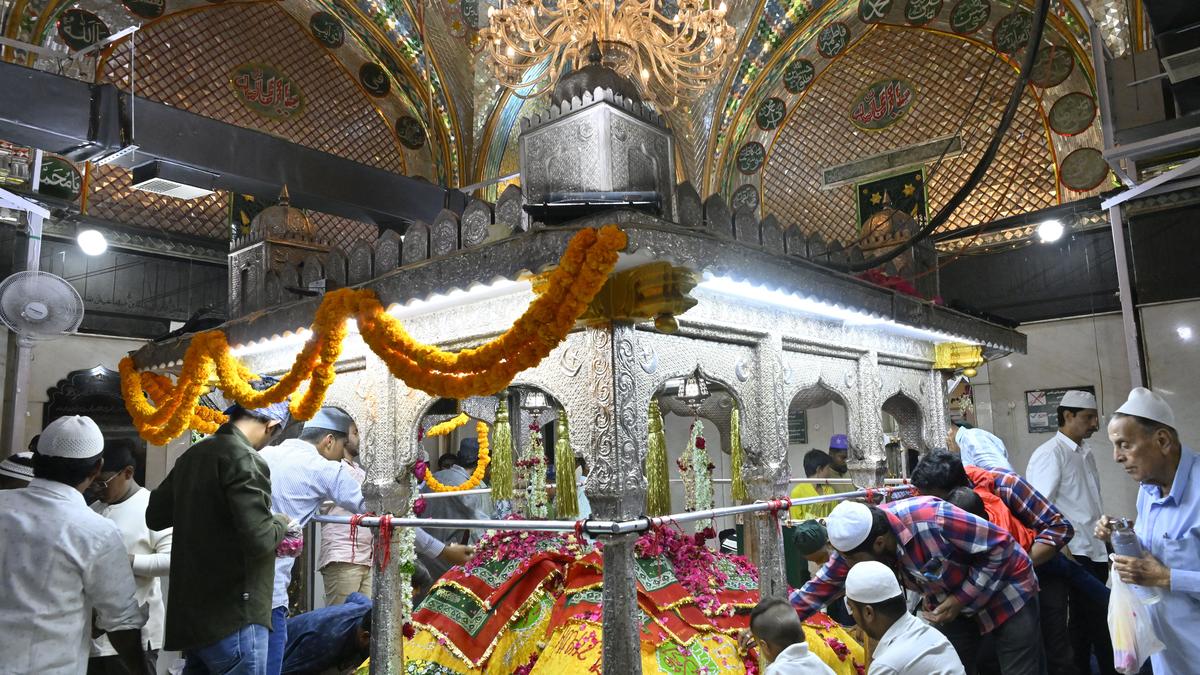 https://th-i.thgim.com/public/incoming/5w1do1/article68743770.ece/alternates/LANDSCAPE_1200/10102024_Dargah%20Hazrat%20Yusufain%20%2005.jpg