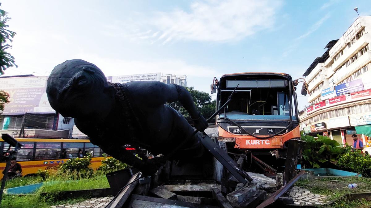 KSRTC bus rams Sakthan Thampuran statue in Thrissur, topples it