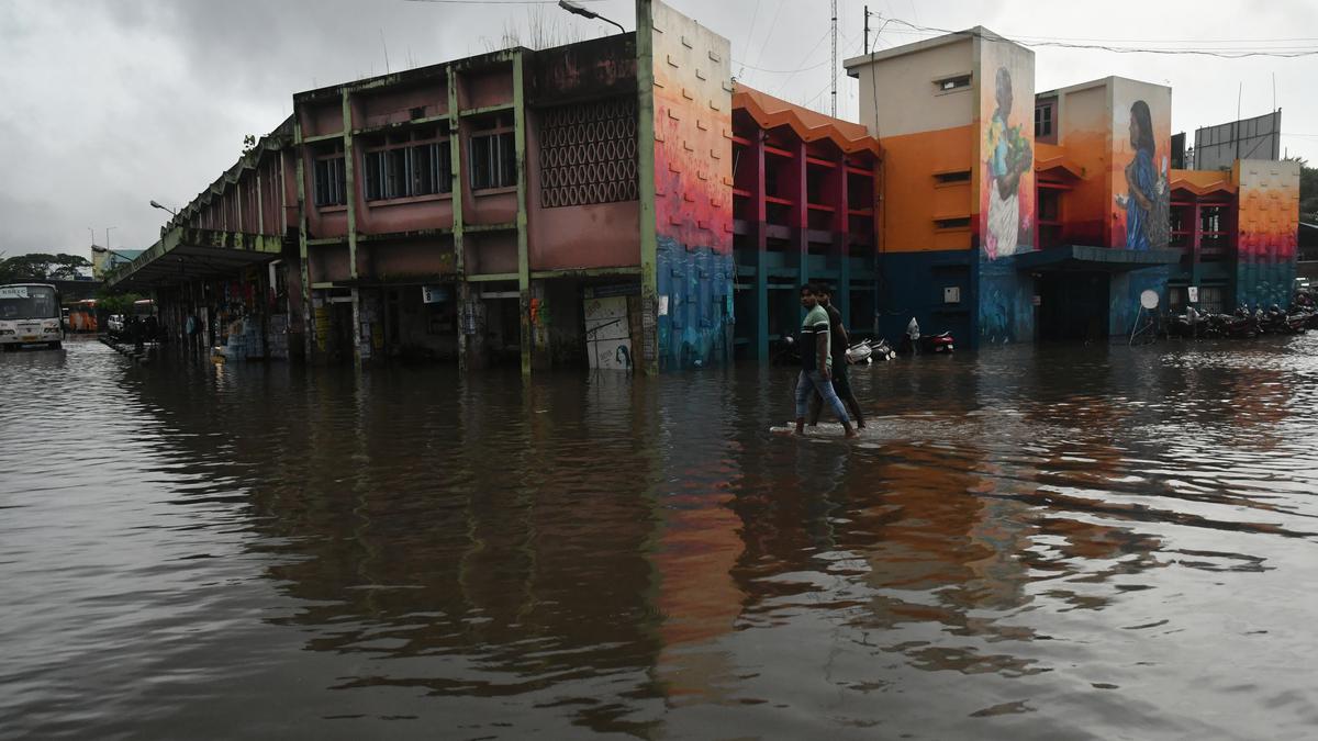 Heavy rain pounds Kochi, slows down life