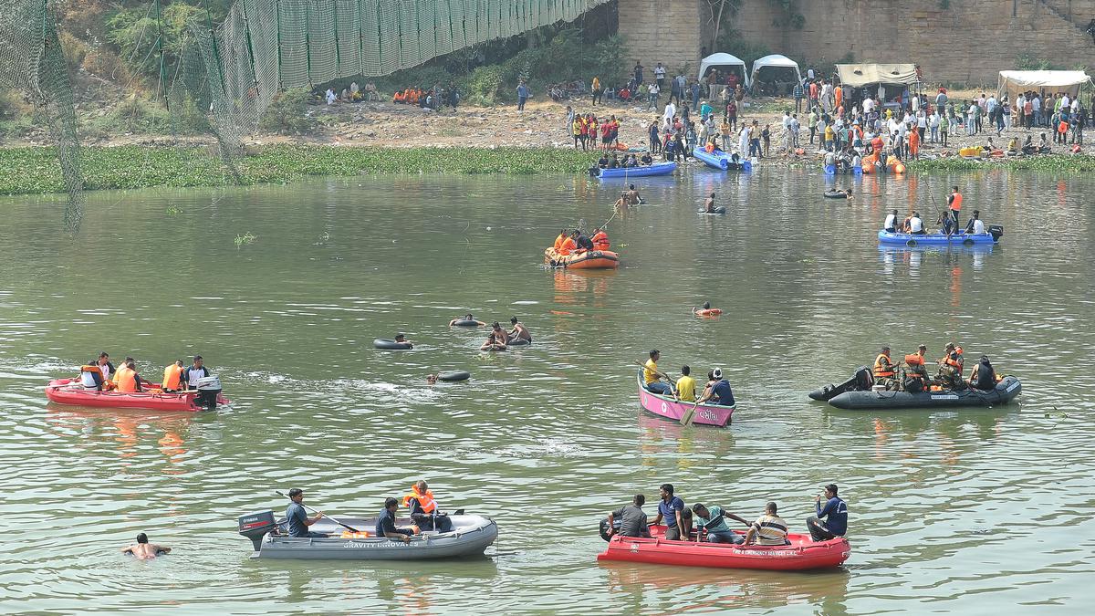 Morbi bridge collapse live updates | PM Modi chairs high-level meeting to review situation, briefed on rescue operations