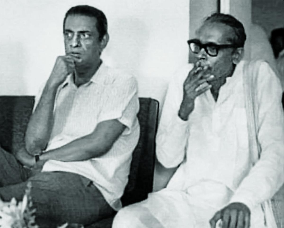 Ritwik Ghatak (à direita) com Satyajit Ray. Ritwik Ghatak (à direita) com Satyajit Ray.