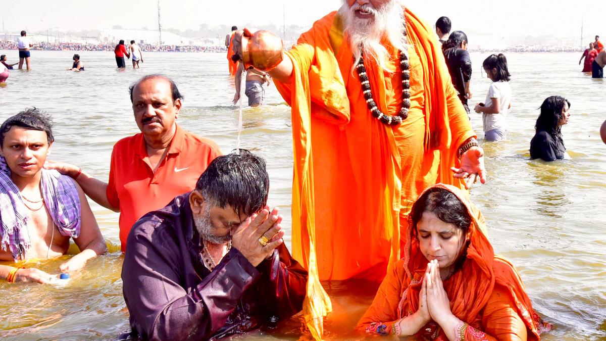 Shivakumar takes dip at Triveni Sangam