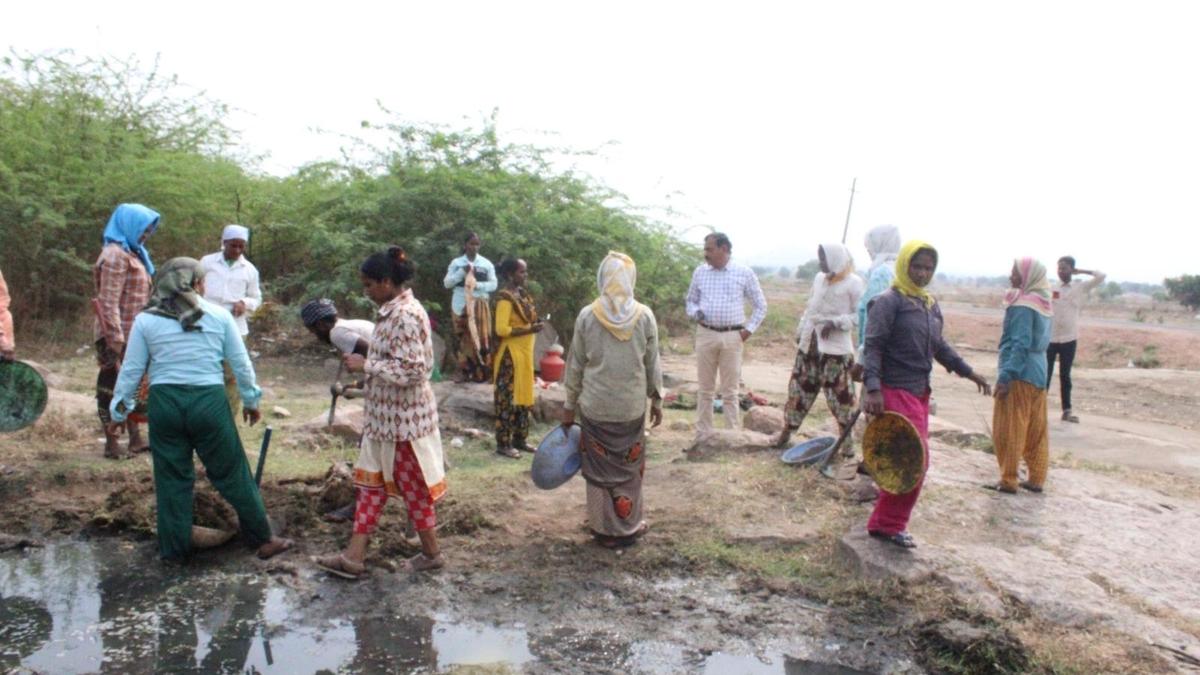 Yadgir: Zilla Panchayat officials visit work sites, ask workers to use employement opportunities instead of migrating