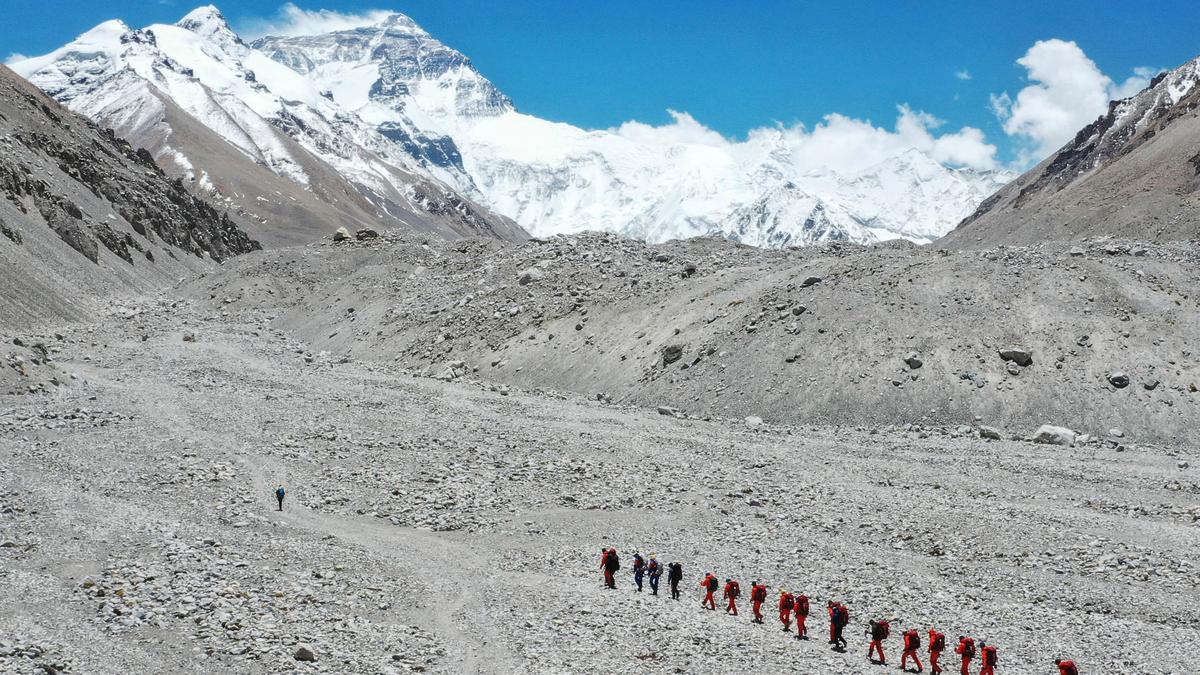 https://th-i.thgim.com/public/incoming/5wpw9/article70130360.ece/alternates/LANDSCAPE_1200/China_Everest_Hikers_Trapped_03919.jpg