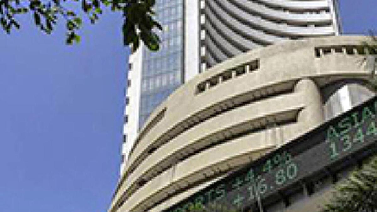 Sensex snaps 2-day winning run amid weak global cues