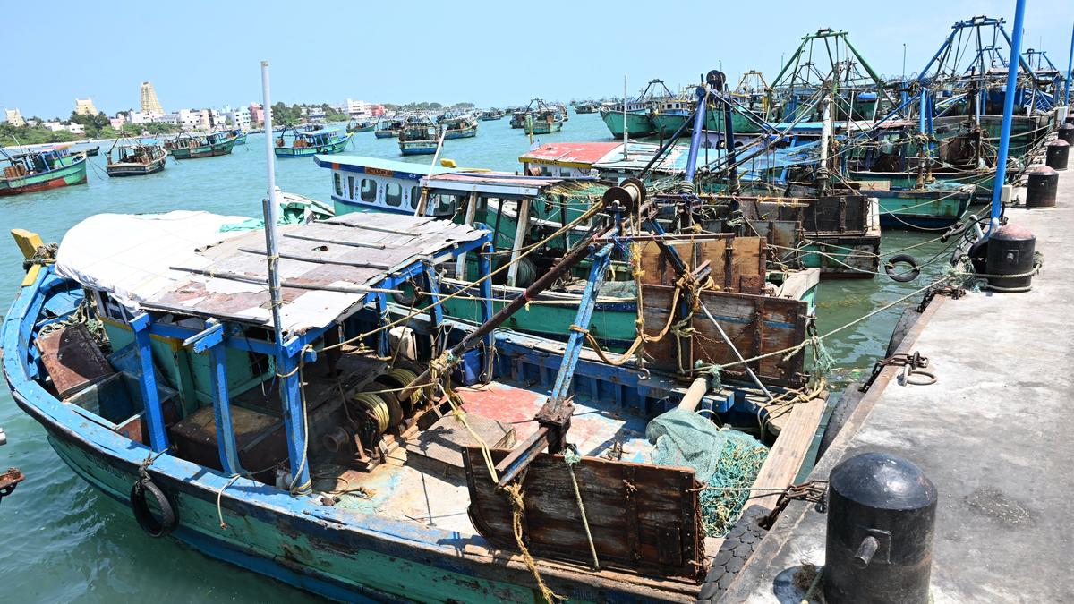 Condemning arrest of 32 fishermen, Rameswaram, Pamban fishermen start indefinite protest