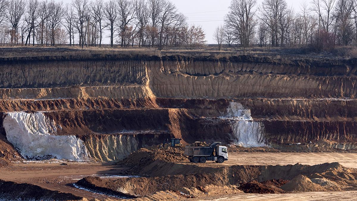 In Ukraine, a potential arms-for-minerals deal inspires hope and skepticism