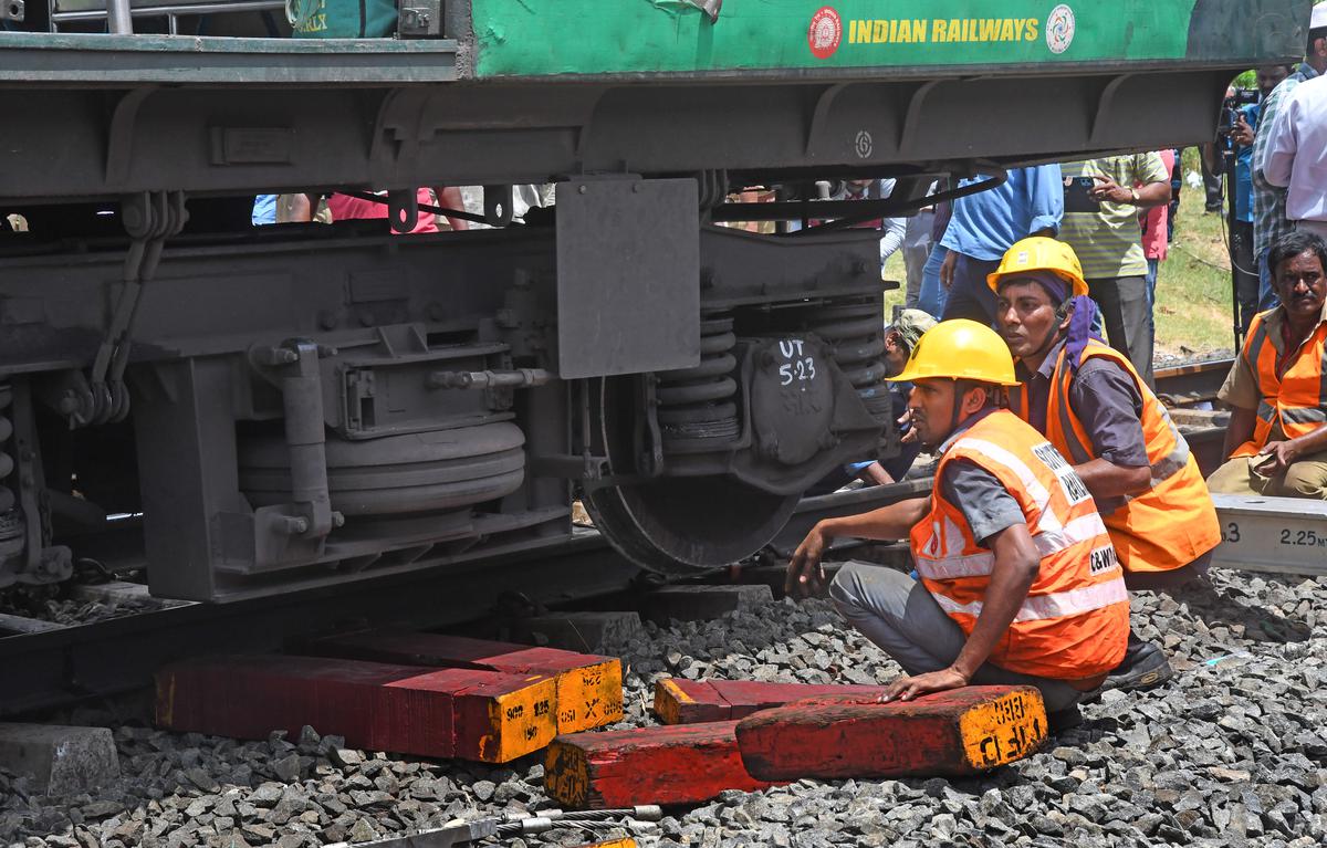 Chennai suburban train bound for Tiruvallur derails near Vyasarpadi railway  station - The Hindu