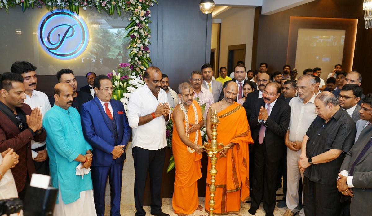 Sri Vishwaprasanna Tirtha Swamiji of Udupi Pejawar Mutt and Sri Vidyaprasanna Tirtha Swamiji of Kukke Subrahmanya Mutt inaugurated ‘The Ocean Pearl Times Square’, located at Mandavi Times Square Mall, on Wednesday, October 9 at Udupi. 