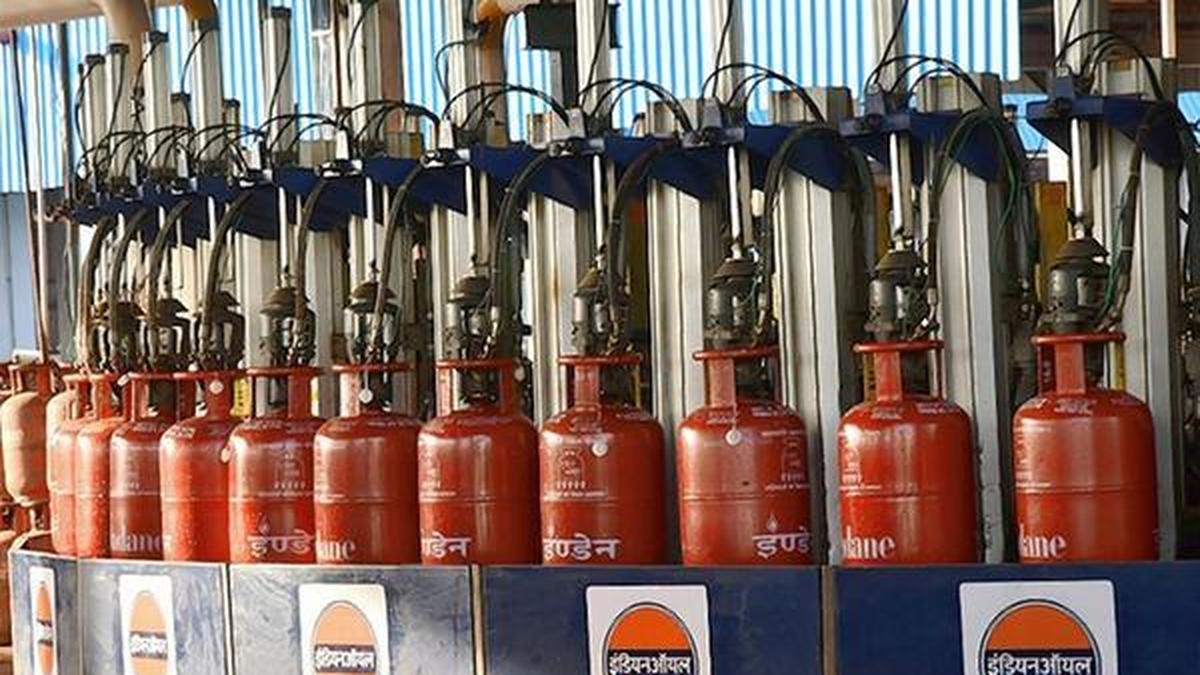 IndianOil says LPG supply stable, warns against panic booking amid global tensions