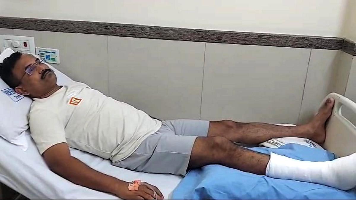 eputy Commissioner of Police (DCP) Shashikant Satave, who was injured in March 17 night clashes, receives treatment at a hospital in Nagpur, Tuesday, March 18, 2025. 