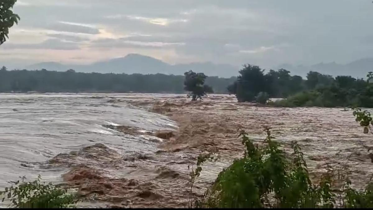 Heavy rains pose flood threat to Srikakulam, Vizianagaram districts