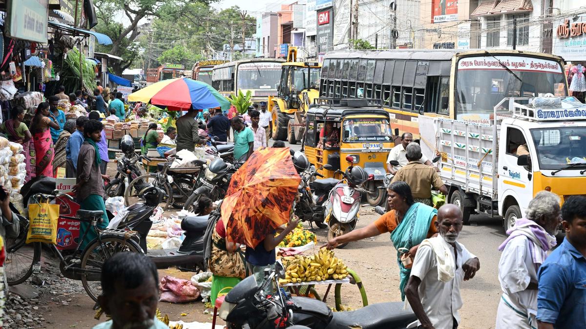 Encroachments, lack of enforcement cause traffic snarls between Murugankurichi and Samathanapuram  